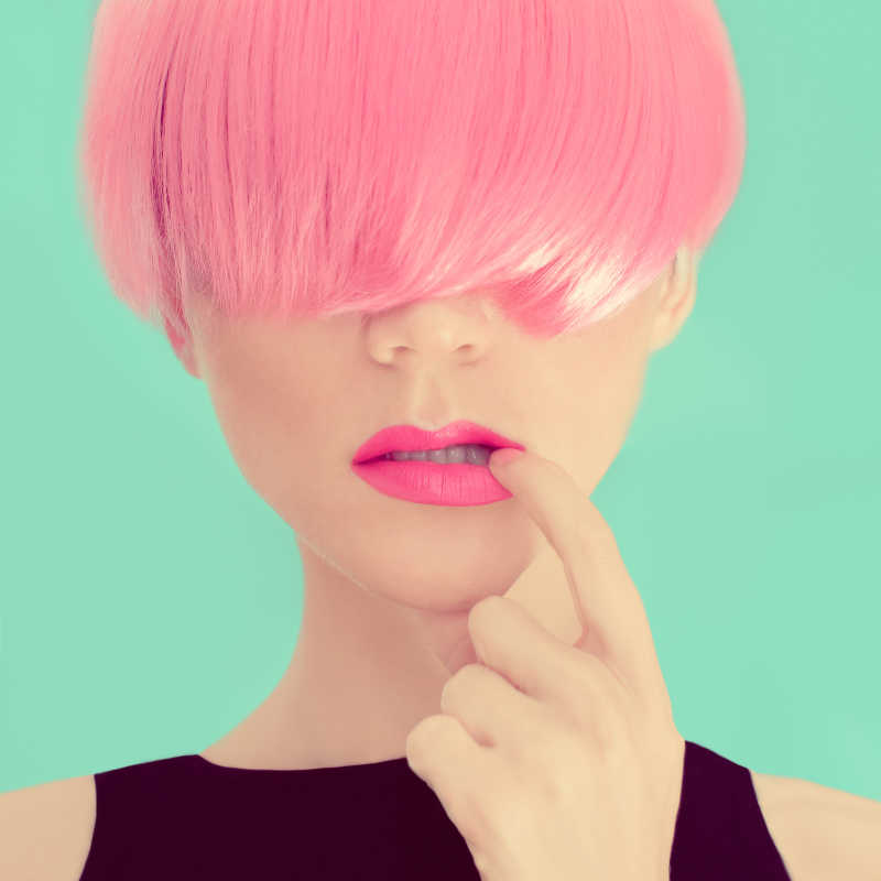 粉色头发的性感模特