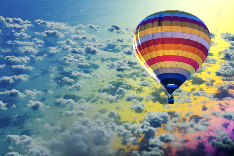 蓝天白云背景下的彩色热气球
