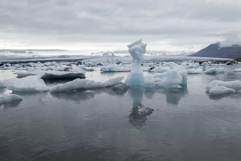 海上漂浮的各种冰块