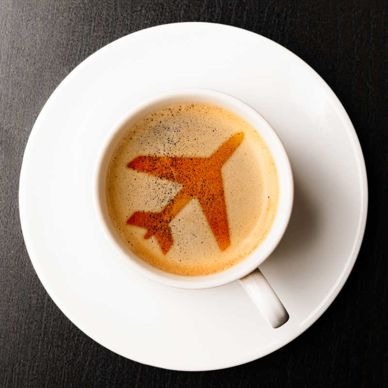 机场咖啡杯中的飞机