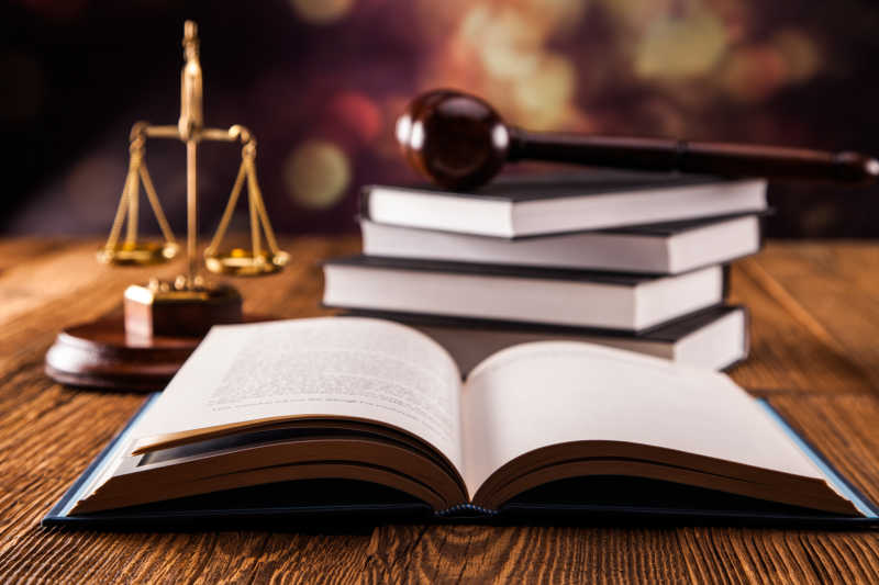 法律书籍与天平模型