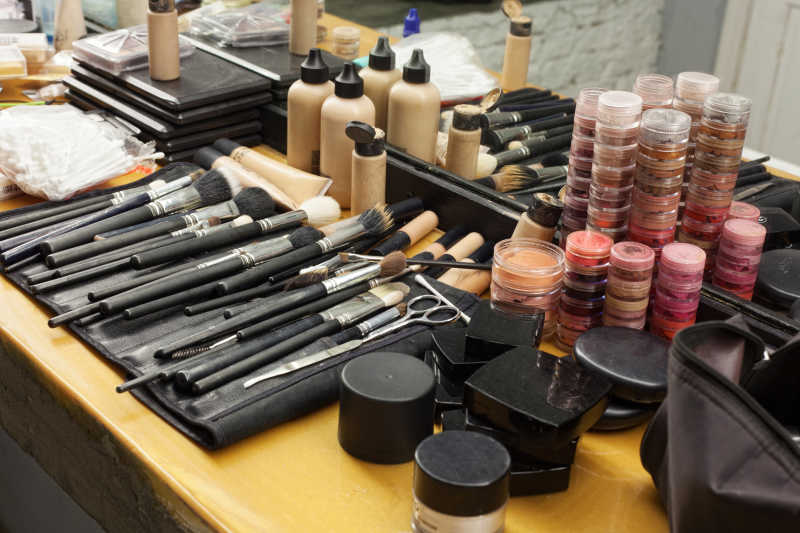 化妆室一堆化妆工具
