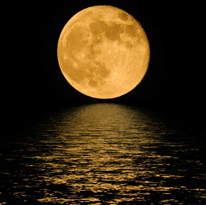 水面上的满月