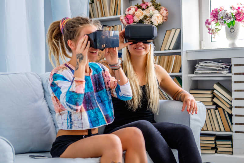 戴着VR眼镜的两个美女