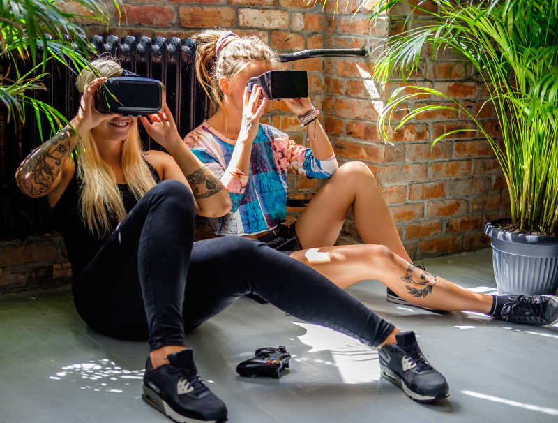 玩VR眼镜的两个美女