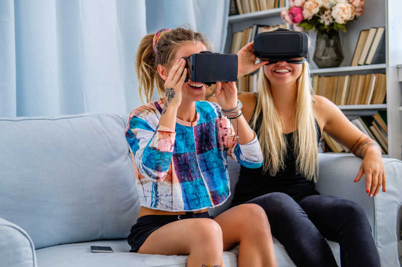 开心的戴着VR眼镜的两个美女