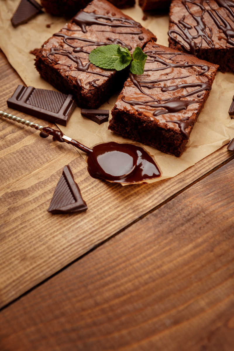 木桌上的巧克力蛋糕与巧克力