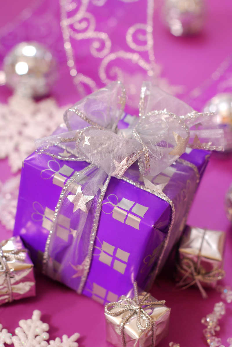 紫色背景下包装好圣诞节礼物