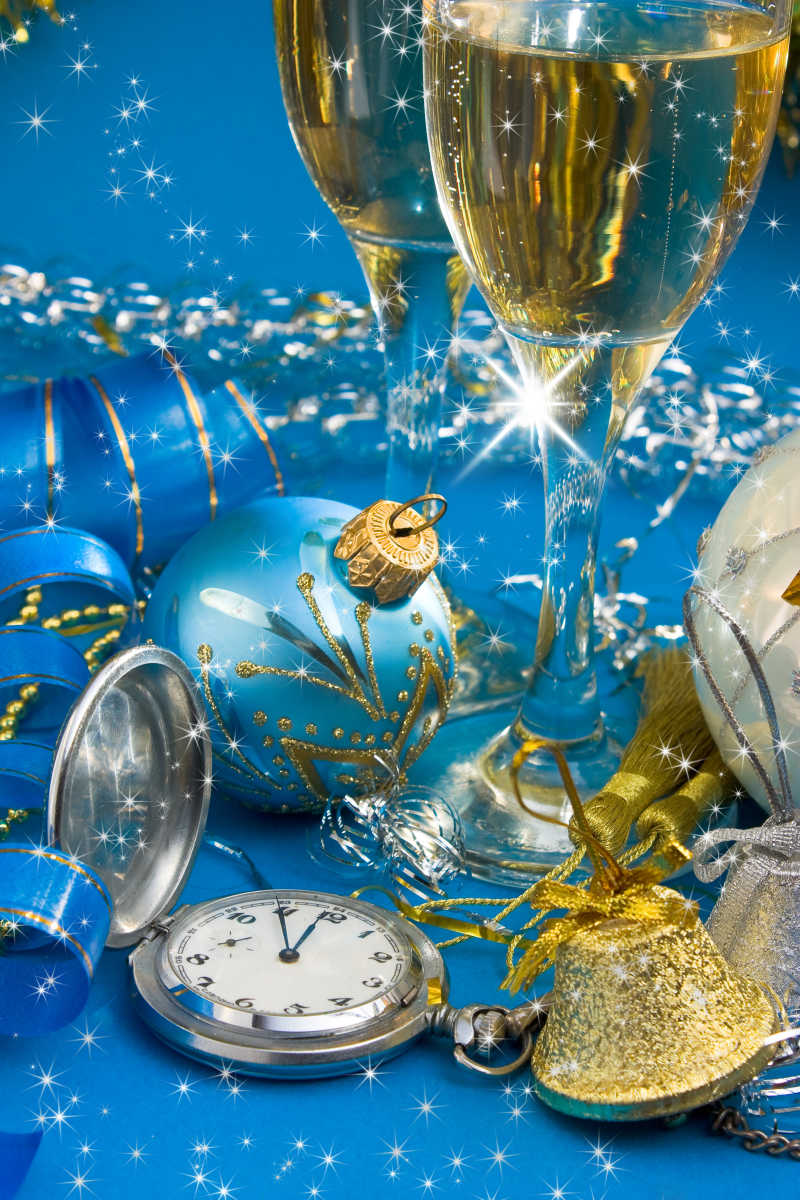 蓝色背景下的圣诞节装饰和香槟