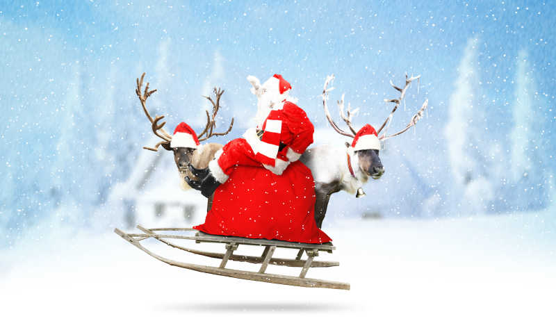 圣诞老人带着驯鹿和礼物在乡下