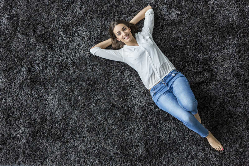 躺在地毯上的年轻女子