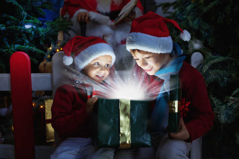两个孩子打开圣诞礼物