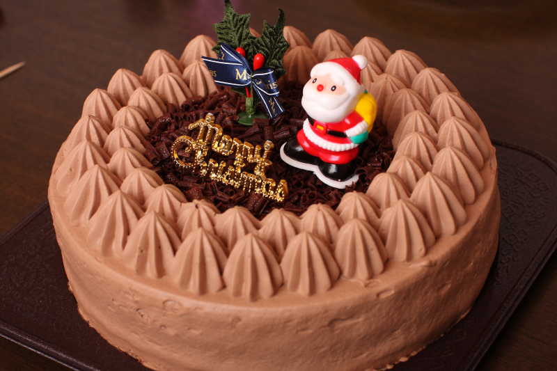 棕色桌子上的圣诞老人蛋糕