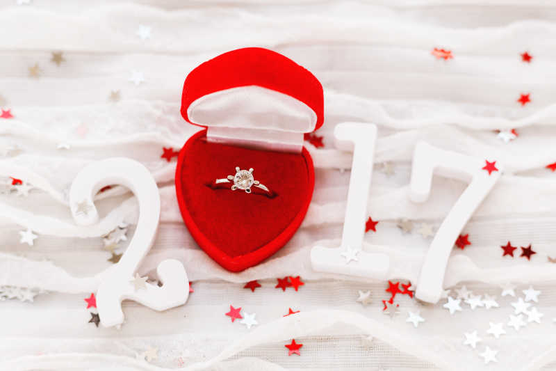 用礼品盒包装的结婚戒指