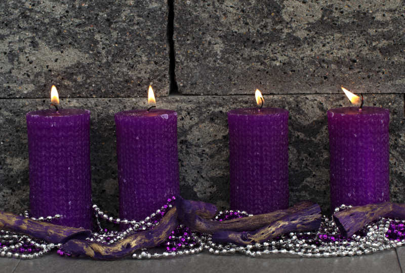 4只点燃的紫色蜡烛