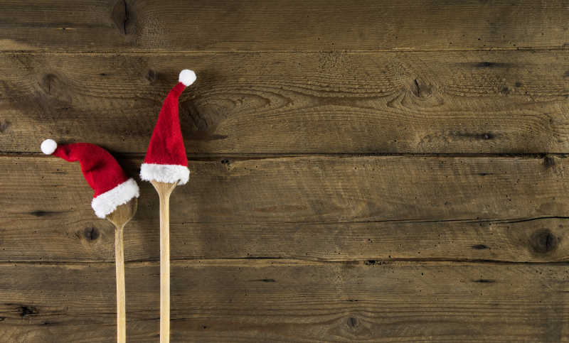 木板上套着圣诞帽的木勺
