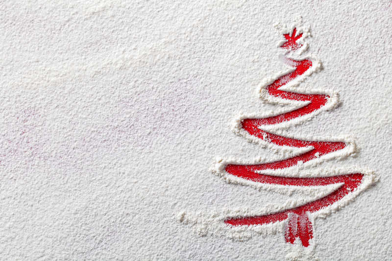 在雪地上画圣诞树