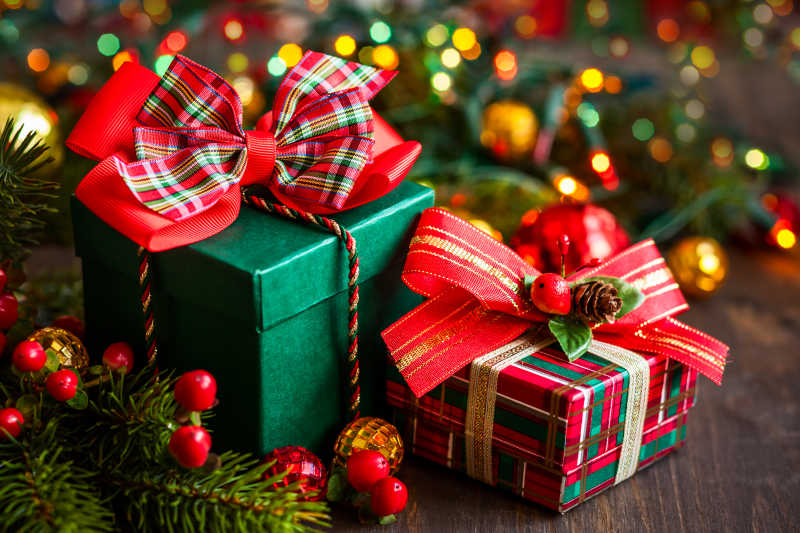 包装精美的礼物盒和圣诞树树枝
