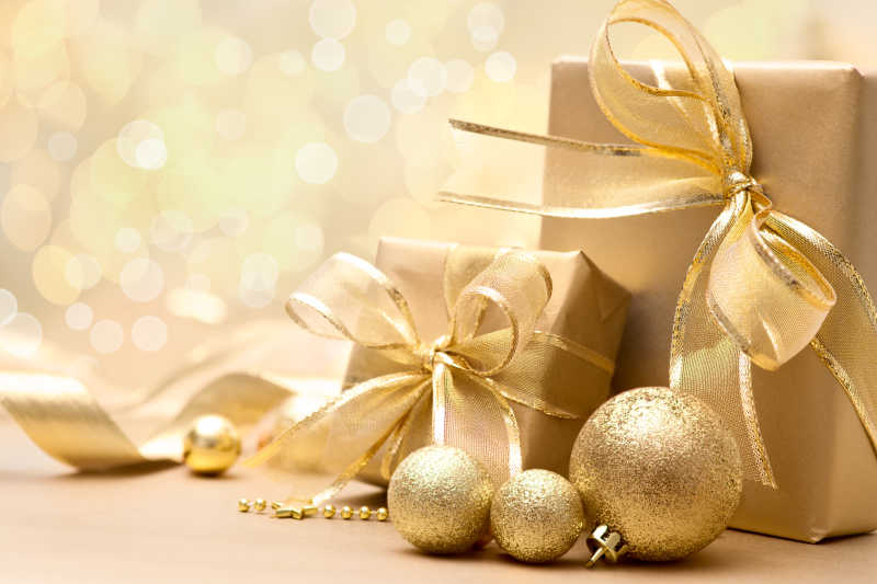 金色的礼盒和圣诞节装饰品