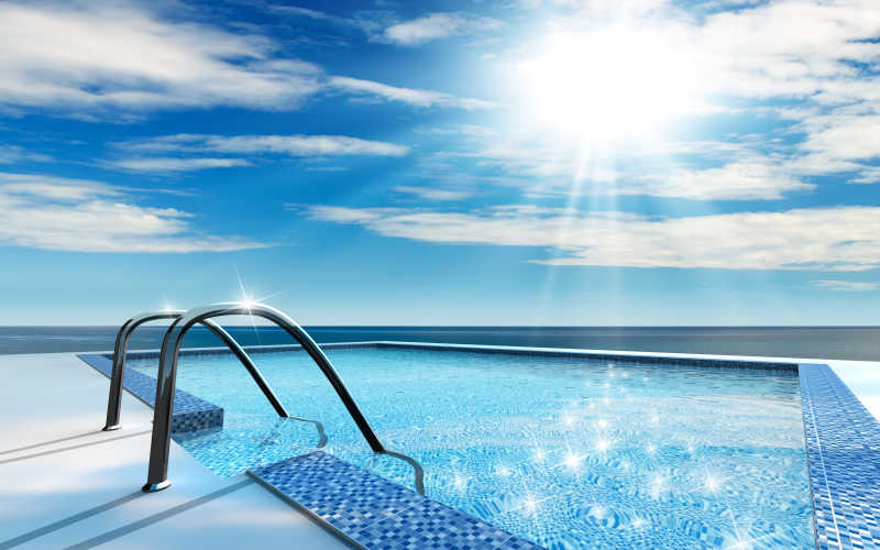 被阳光照射的露天游泳池