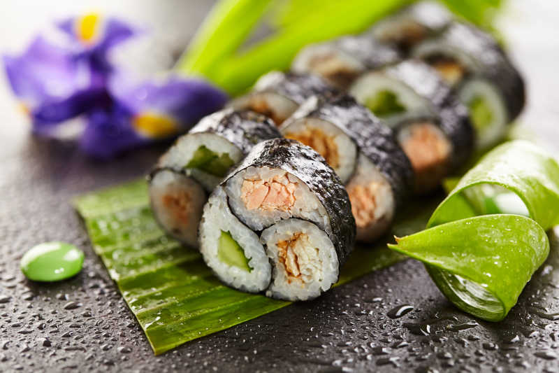 三文鱼和黄瓜紫菜做成的寿司卷