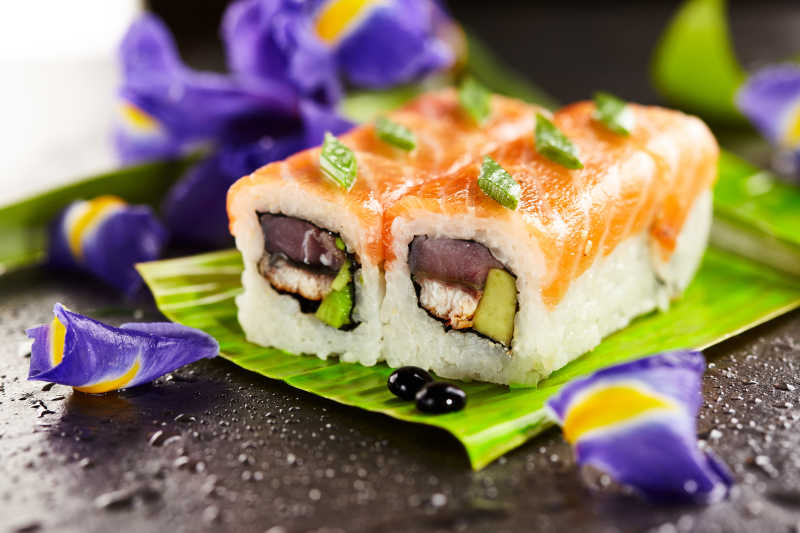 美味的真希寿司和紫花