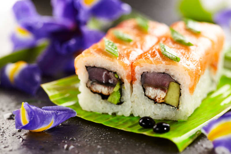 水珠背景叶上的美味寿司