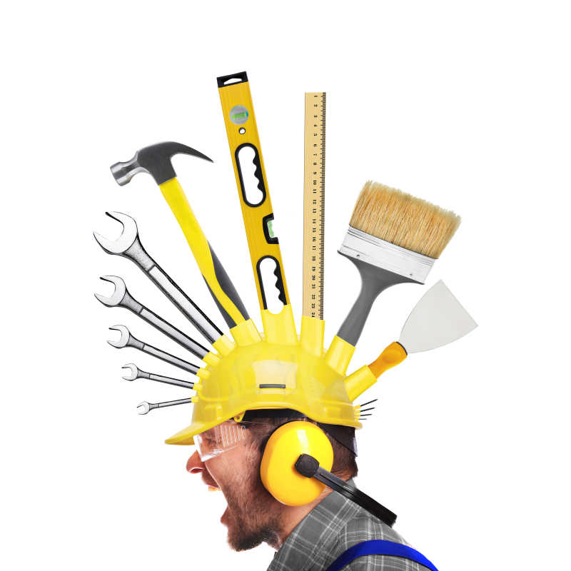 建筑工人用工具在黄色头盔中大喊