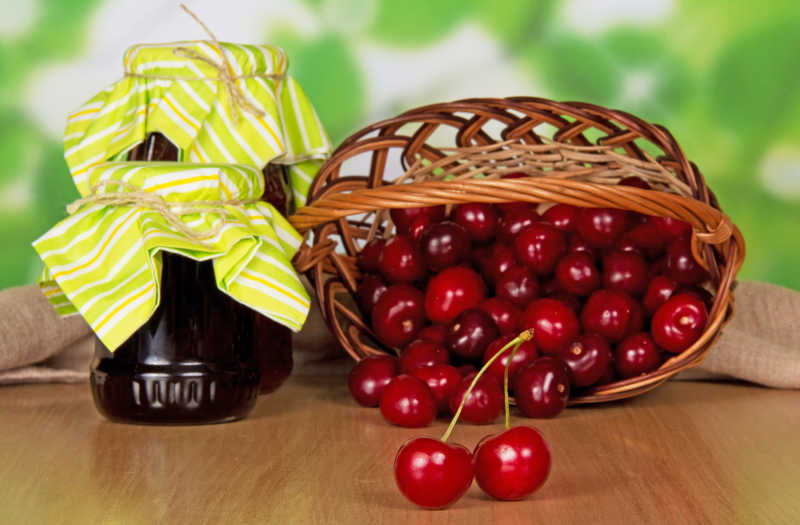 桌面上的樱桃和浆果罐