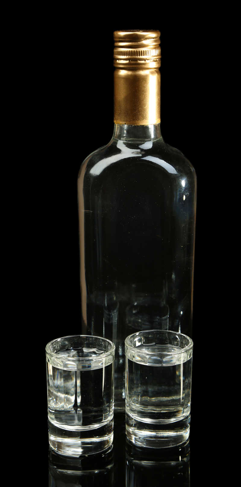 黑色背景下的一瓶伏特加和玻璃杯