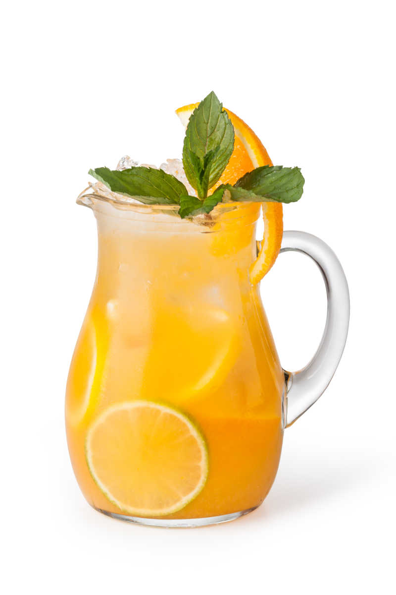 一杯加冰的橙汁