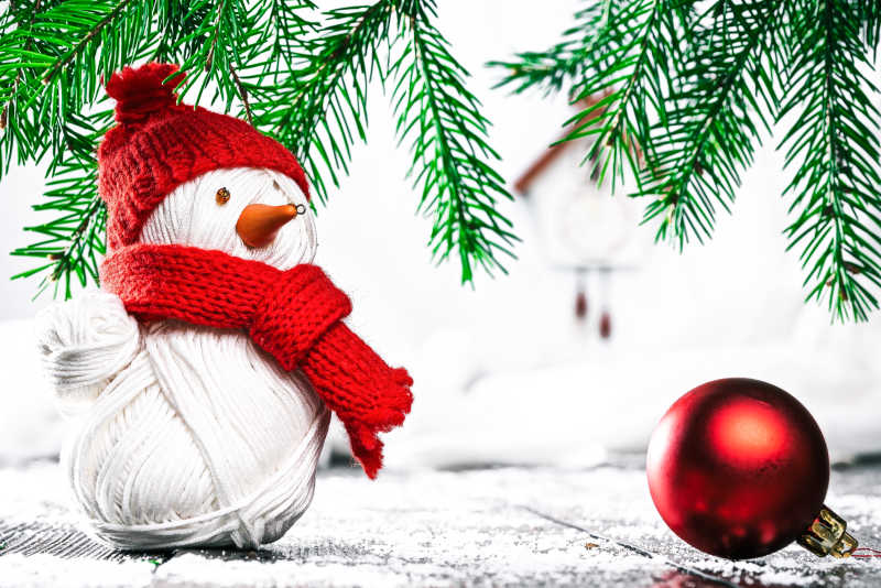 手工编织的雪人和红色圣诞球