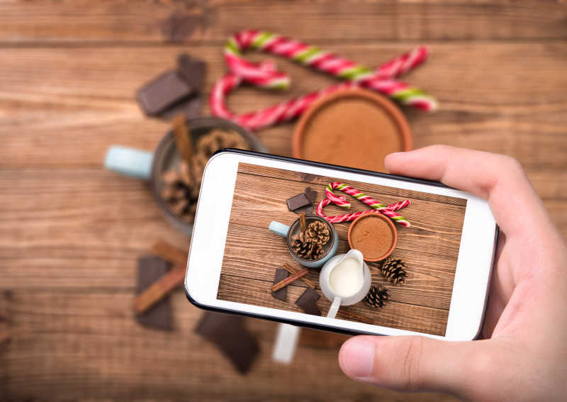 用智能手机拍照的自制圣诞热巧克力