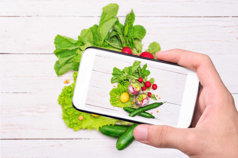 手机拍摄自制的蔬菜沙拉