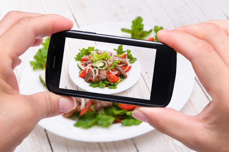 手机拍摄肉类沙拉
