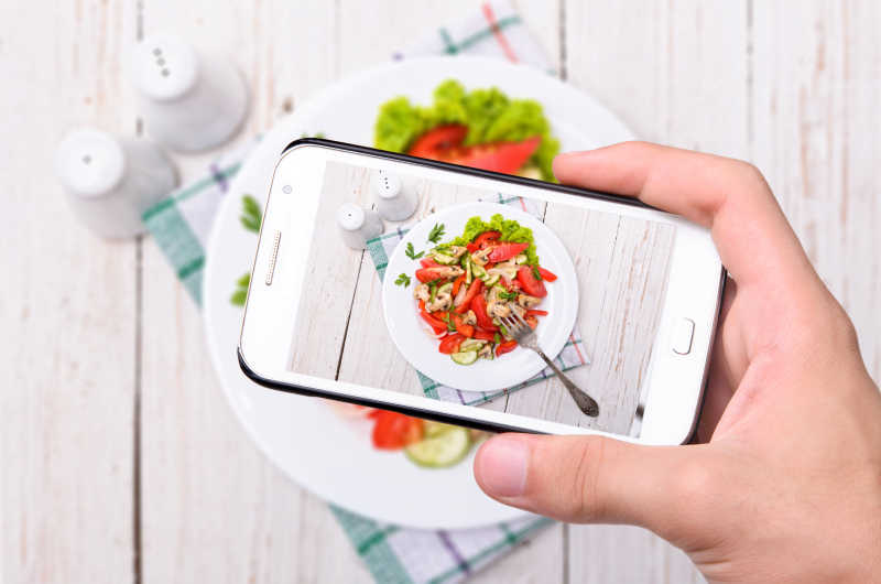 智能手机拍摄蔬菜沙拉