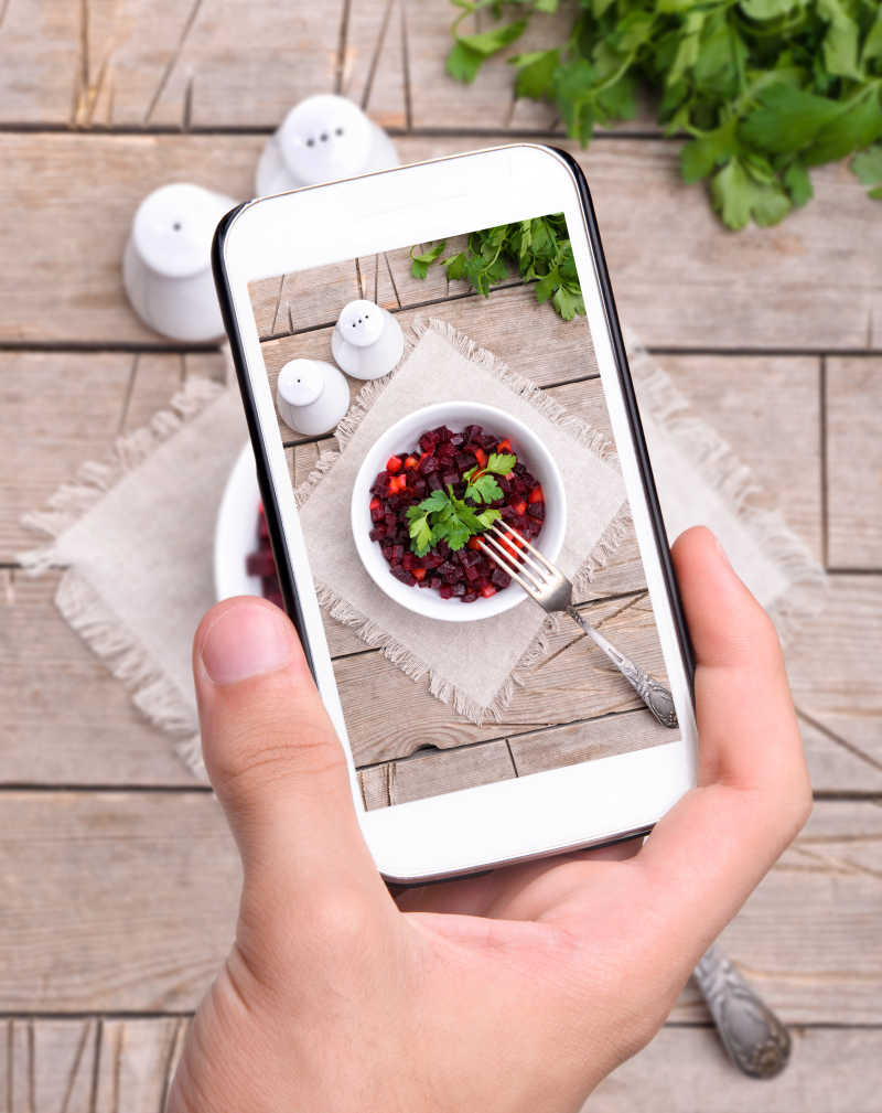 智能手机拍摄甜菜沙拉