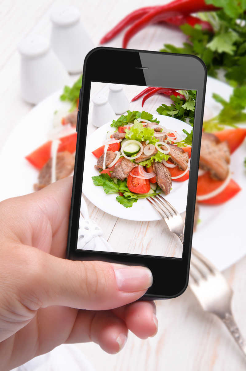 智能手机拍摄肉类沙拉