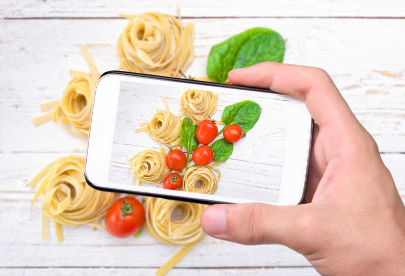 智能手机拍摄通心粉与番茄