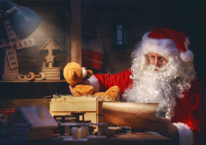 圣诞老人为孩子们准备的玩具熊礼物