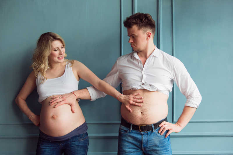 孕妇和丈夫摸对方的肚子