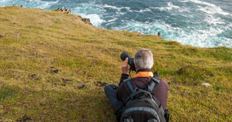 悬崖上摄影师正在拍海雀