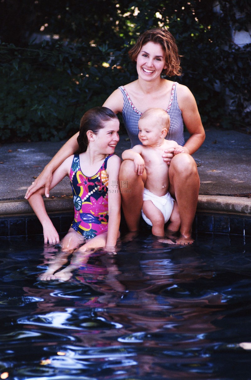 泳池边的母女三人