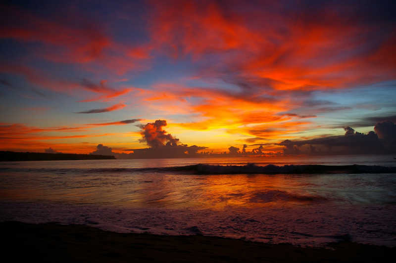 印度尼西亚巴厘岛海上的日落