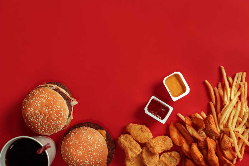 红色背景下的肉汉堡快餐组合