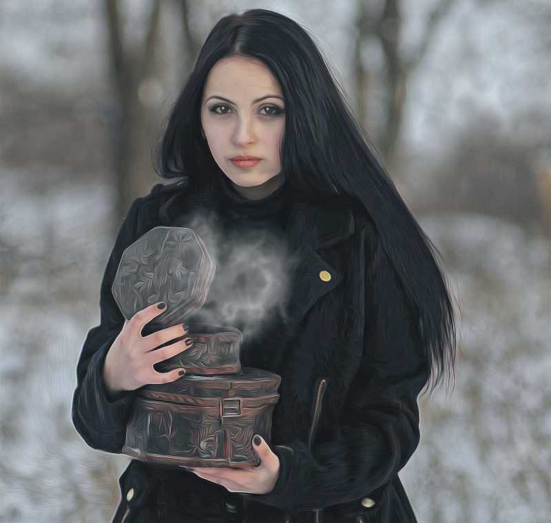 模糊背景下抱着魔法盒的女巫