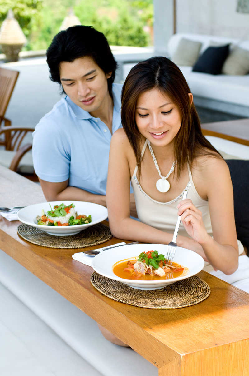 年轻的亚洲夫妇享受午餐