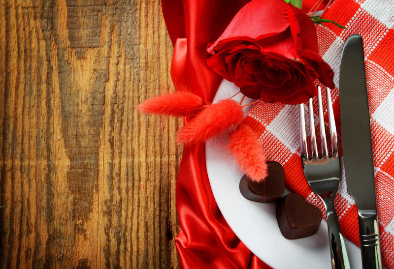 浪漫的情人节餐桌布置