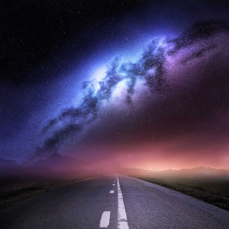 夜空背景下的公路