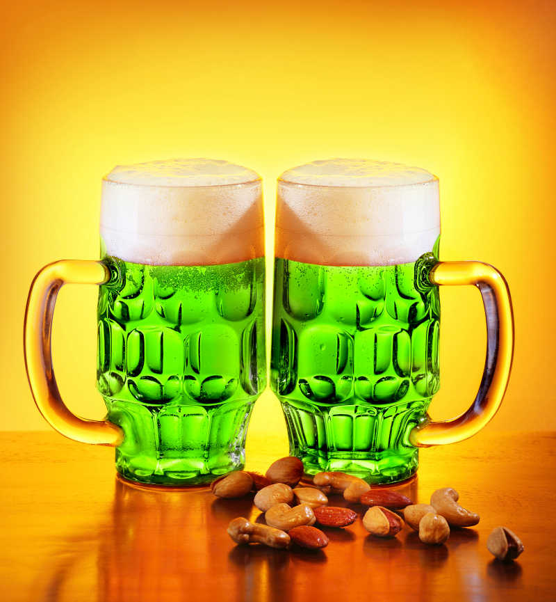 两杯绿色啤酒